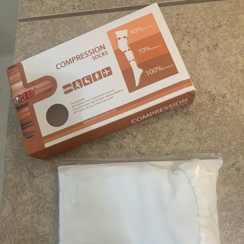 New! +MD Compression White Socks. Size: XL / XXL.